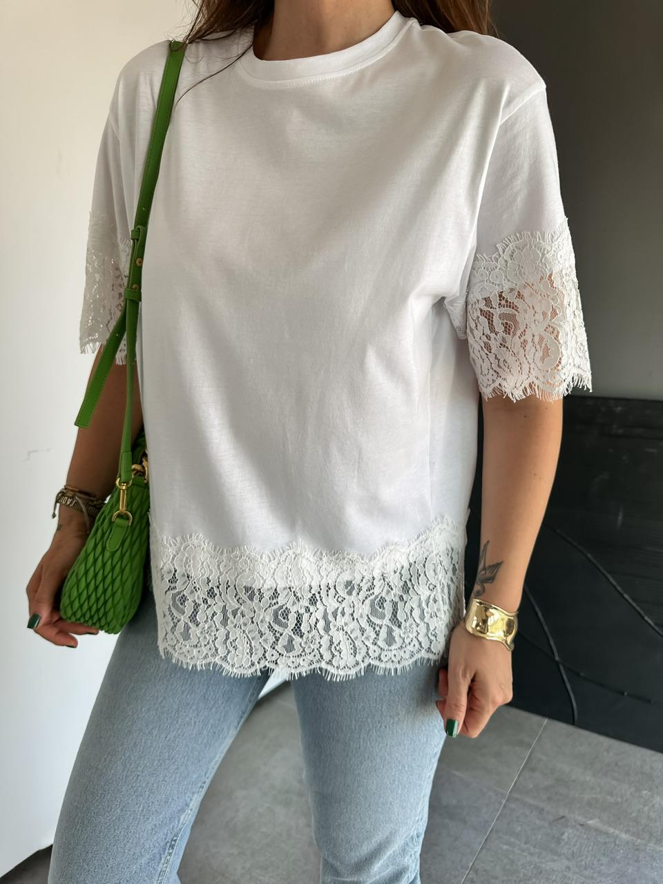 Beyaz Dantel Parçalı Orijinal Tshirt