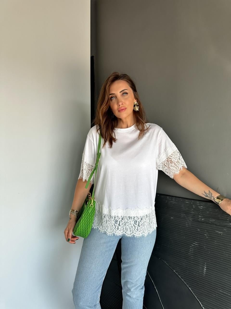 Beyaz Dantel Parçalı Orijinal Tshirt