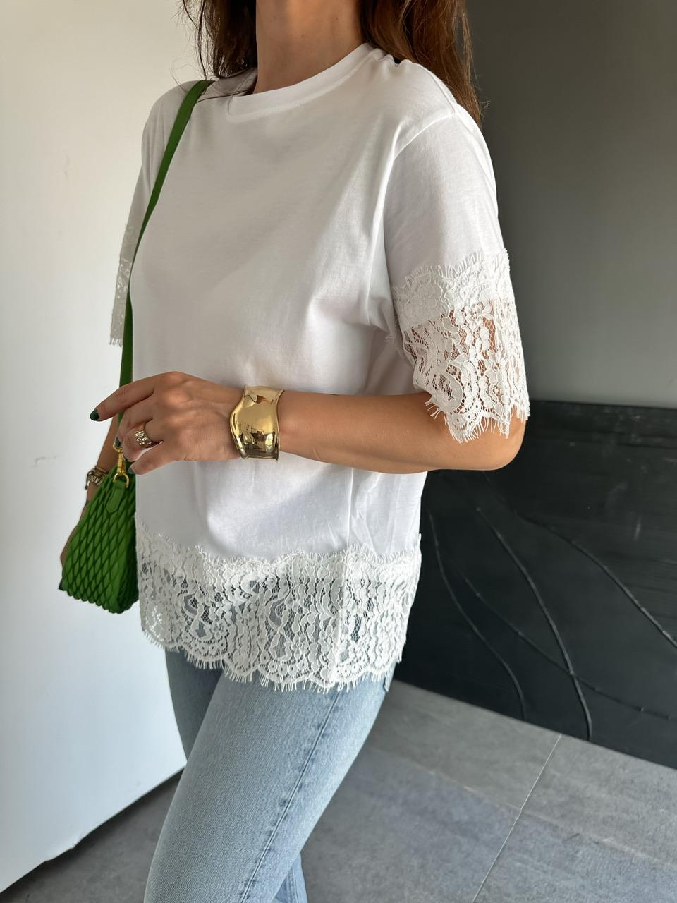 Beyaz Dantel Parçalı Orijinal Tshirt