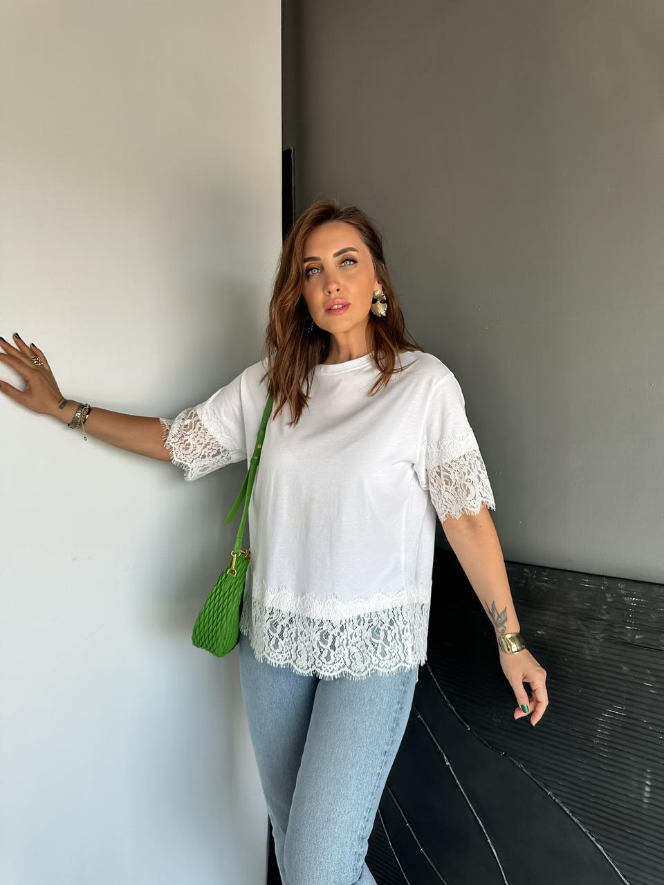 Beyaz Dantel Parçalı Orijinal Tshirt