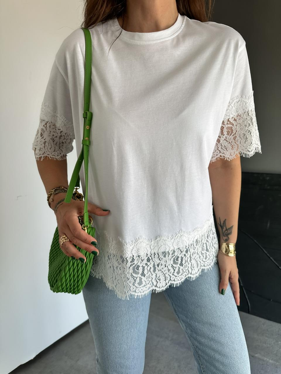 Beyaz Dantel Parçalı Orijinal Tshirt