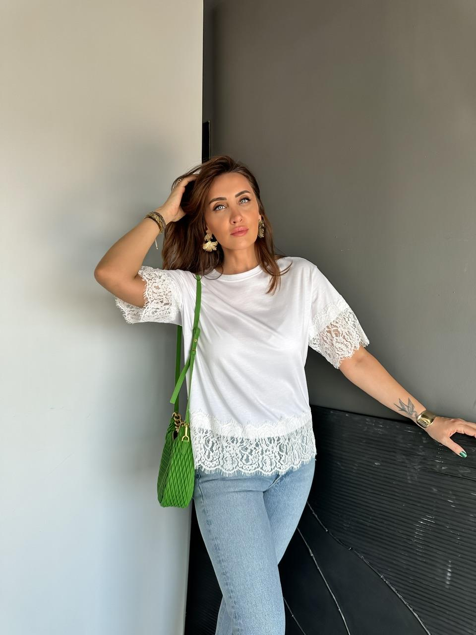 Beyaz Dantel Parçalı Orijinal Tshirt