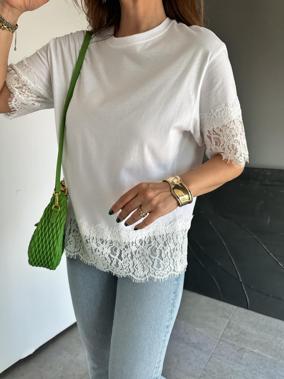 Beyaz Dantel Parçalı Orijinal Tshirt