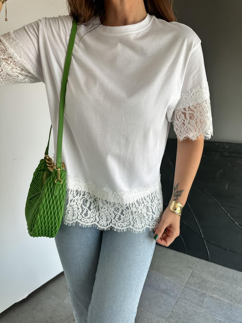 Beyaz Dantel Parçalı Orijinal Tshirt
