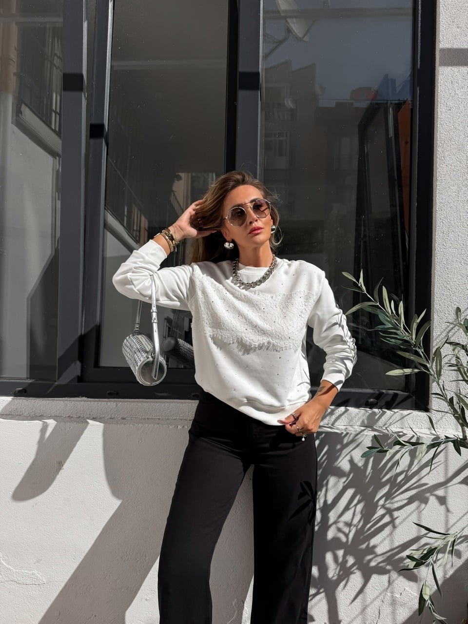 Beyaz Dantelli Taşlı Sweatshirt