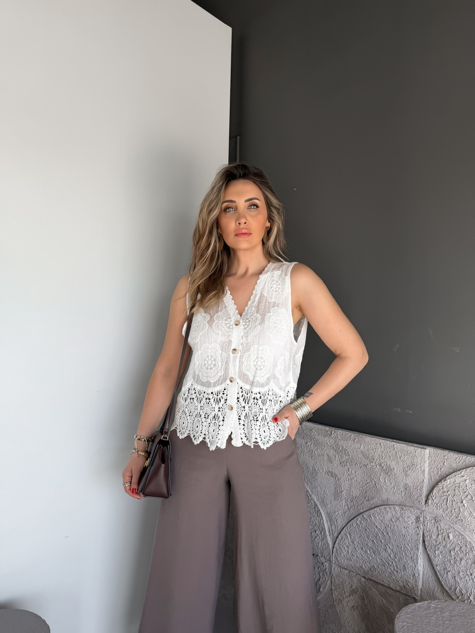 Beyaz Eteği Dantelli Tasarım Yelek