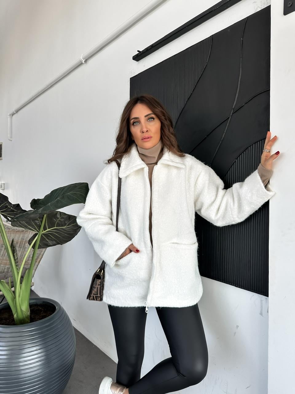 Beyaz Fermuarlı Şık Kaban