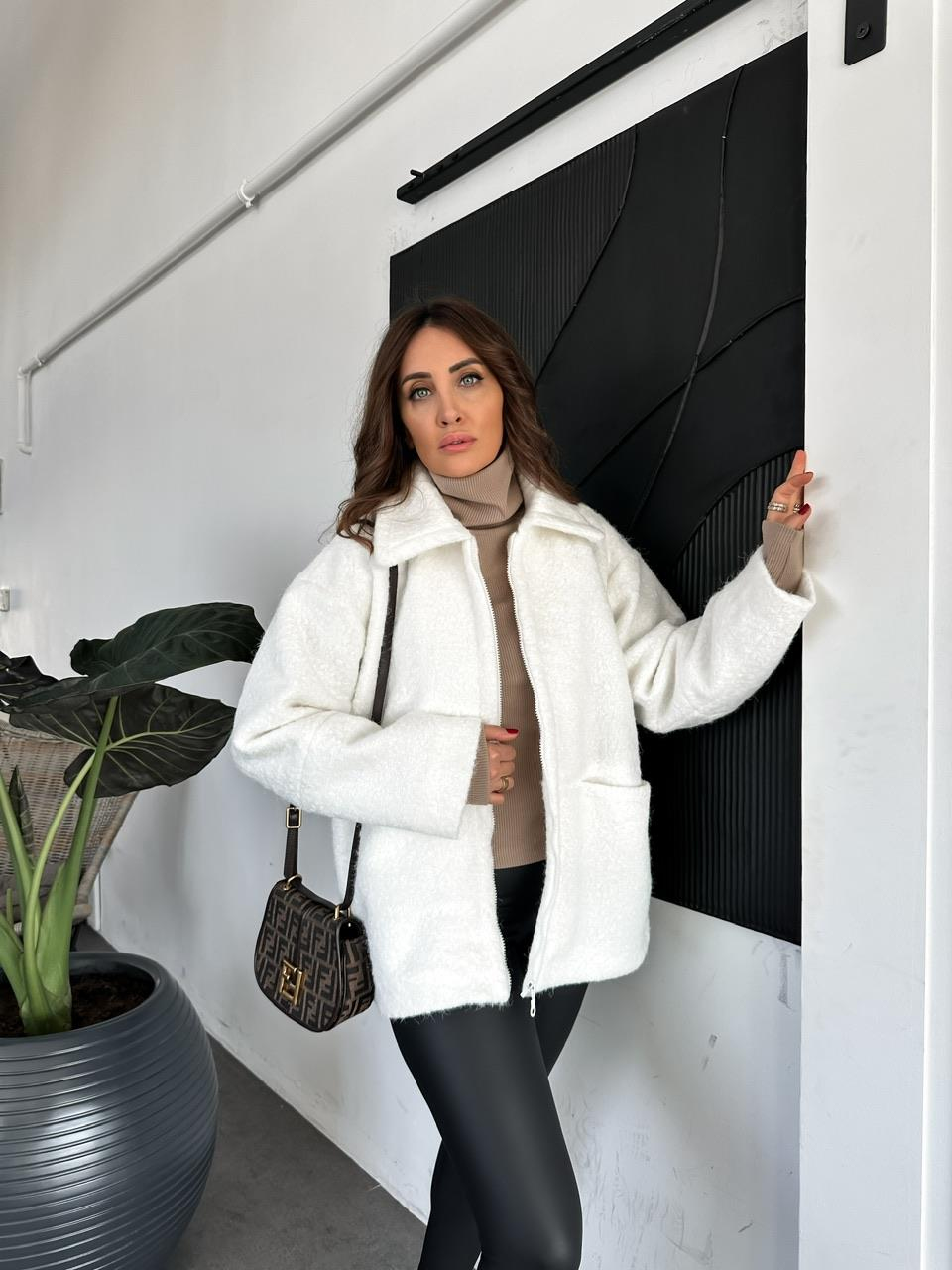 Beyaz Fermuarlı Şık Kaban