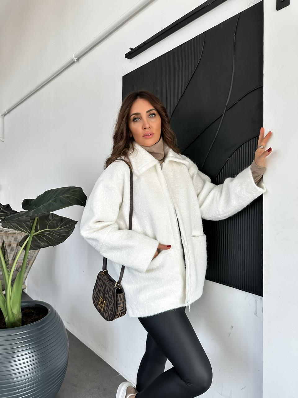 Beyaz Fermuarlı Şık Kaban