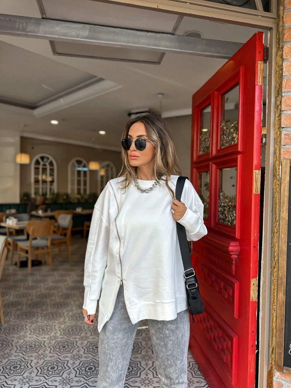 Beyaz Fermuarlı Tasarım Sweatshirt