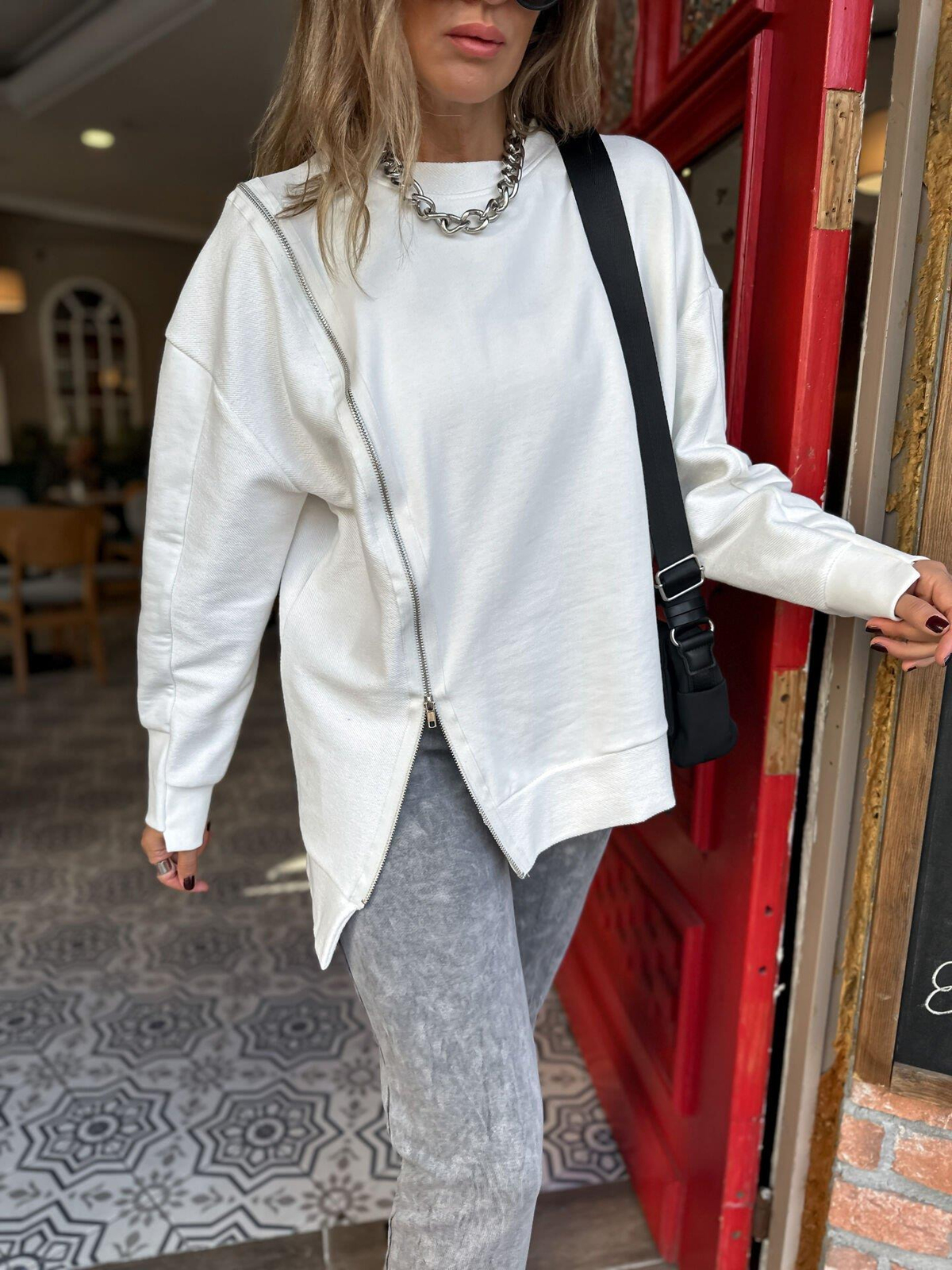 Beyaz Fermuarlı Tasarım Sweatshirt
