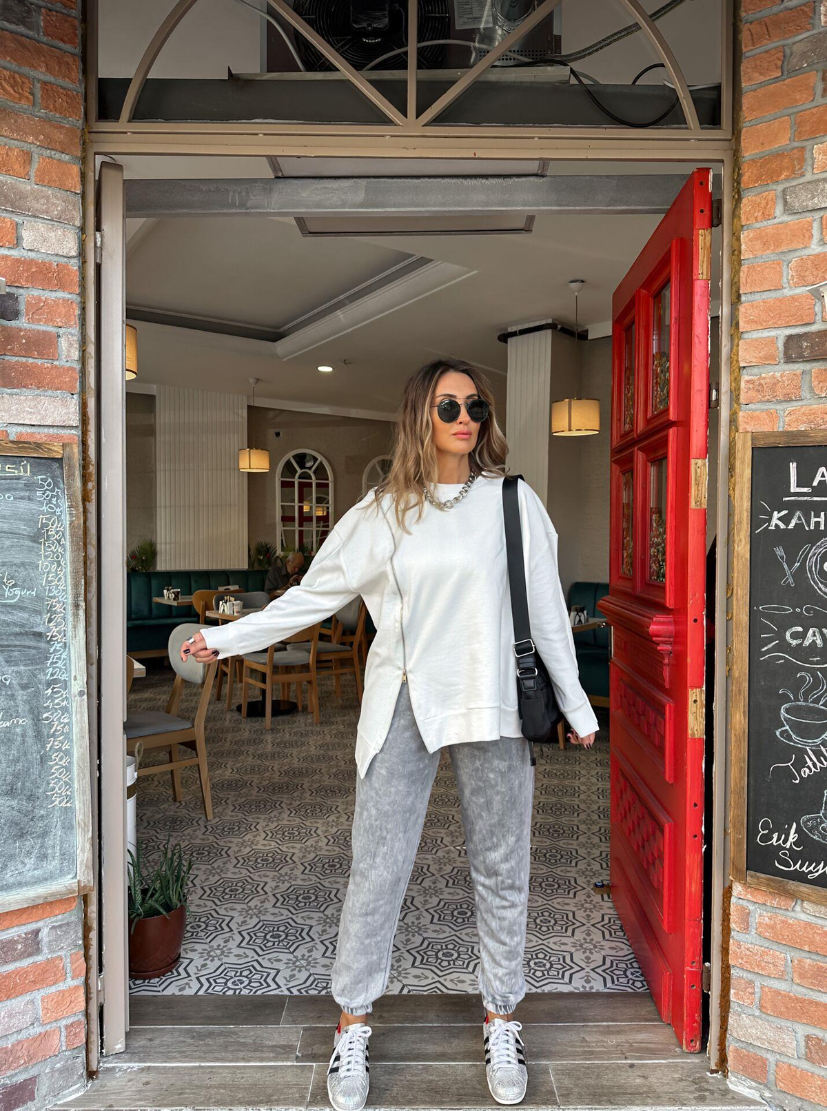 Beyaz Fermuarlı Tasarım Sweatshirt