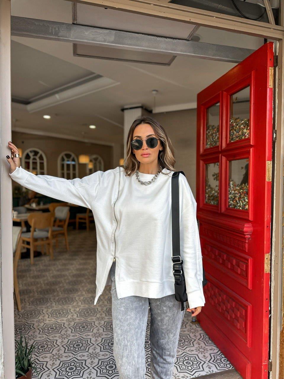 Beyaz Fermuarlı Tasarım Sweatshirt