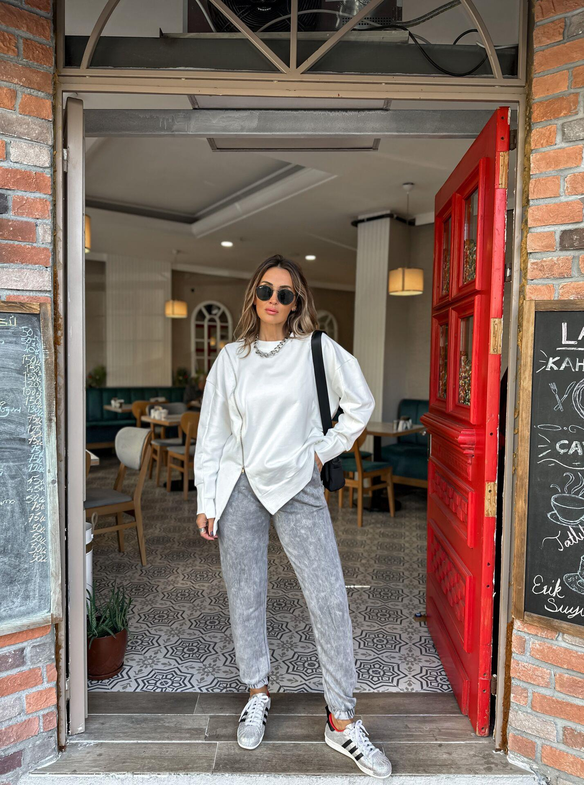 Beyaz Fermuarlı Tasarım Sweatshirt