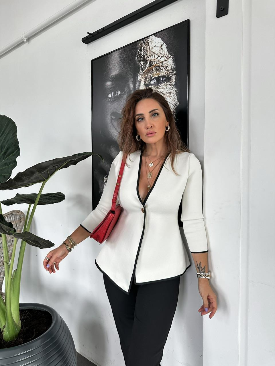 Beyaz Gold Düğmeli Çelik Örme Hırka