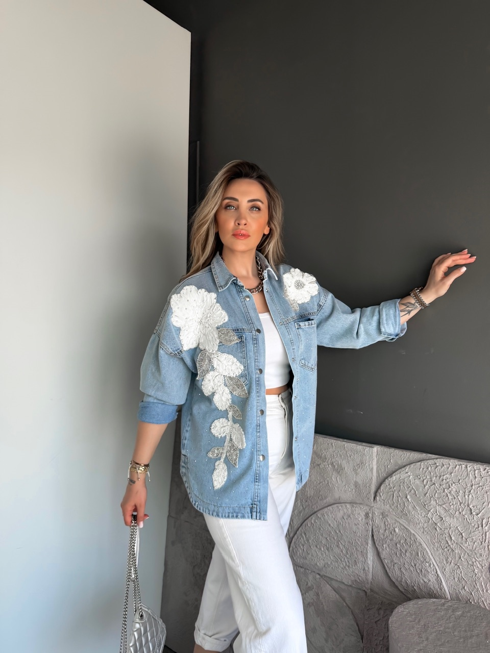 Beyaz Gümüş Çiçek İşlemeli Tasarım Kot Ceket