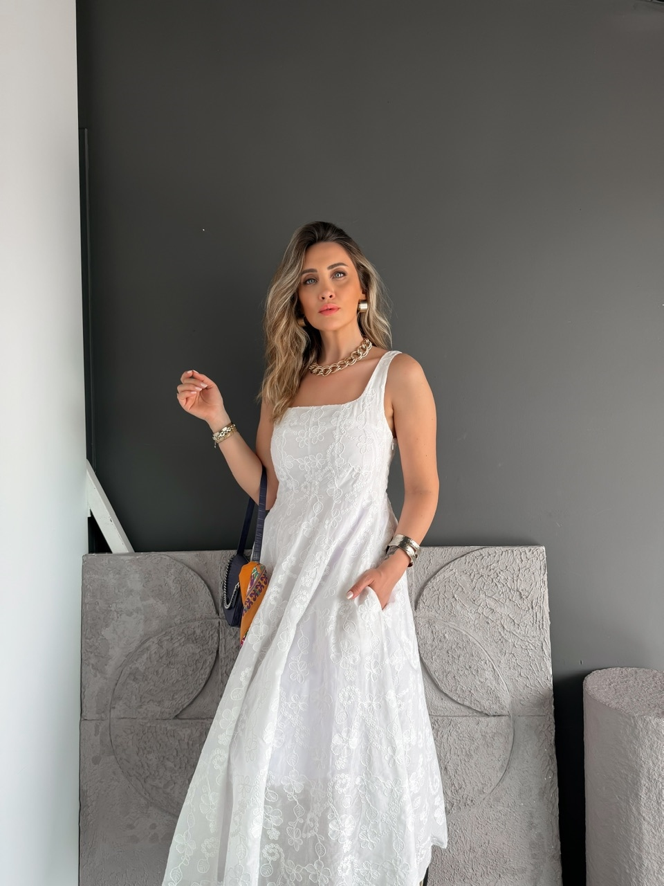 Beyaz Kalın Askılı Nakışlı Elbise