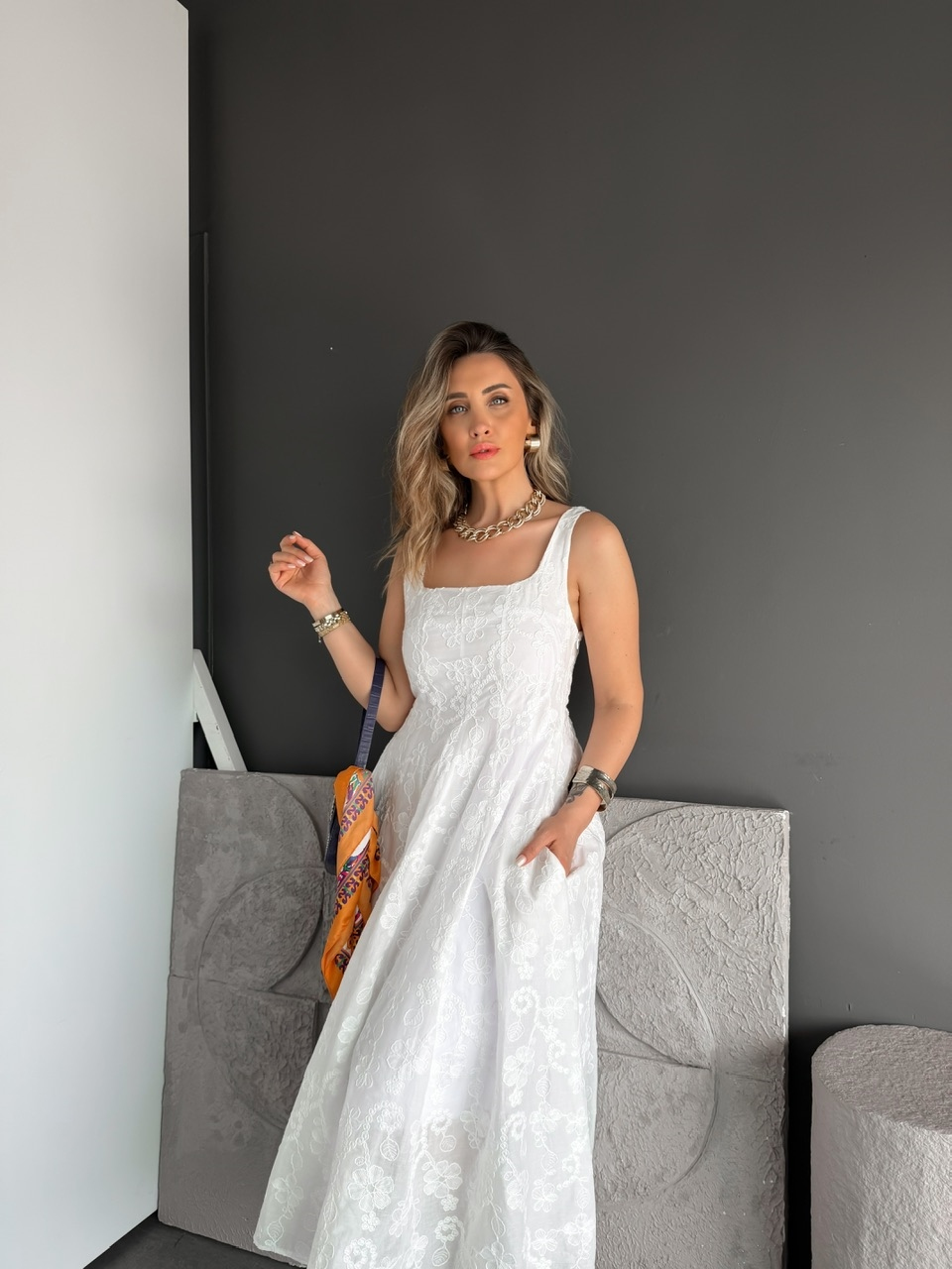 Beyaz Kalın Askılı Nakışlı Elbise