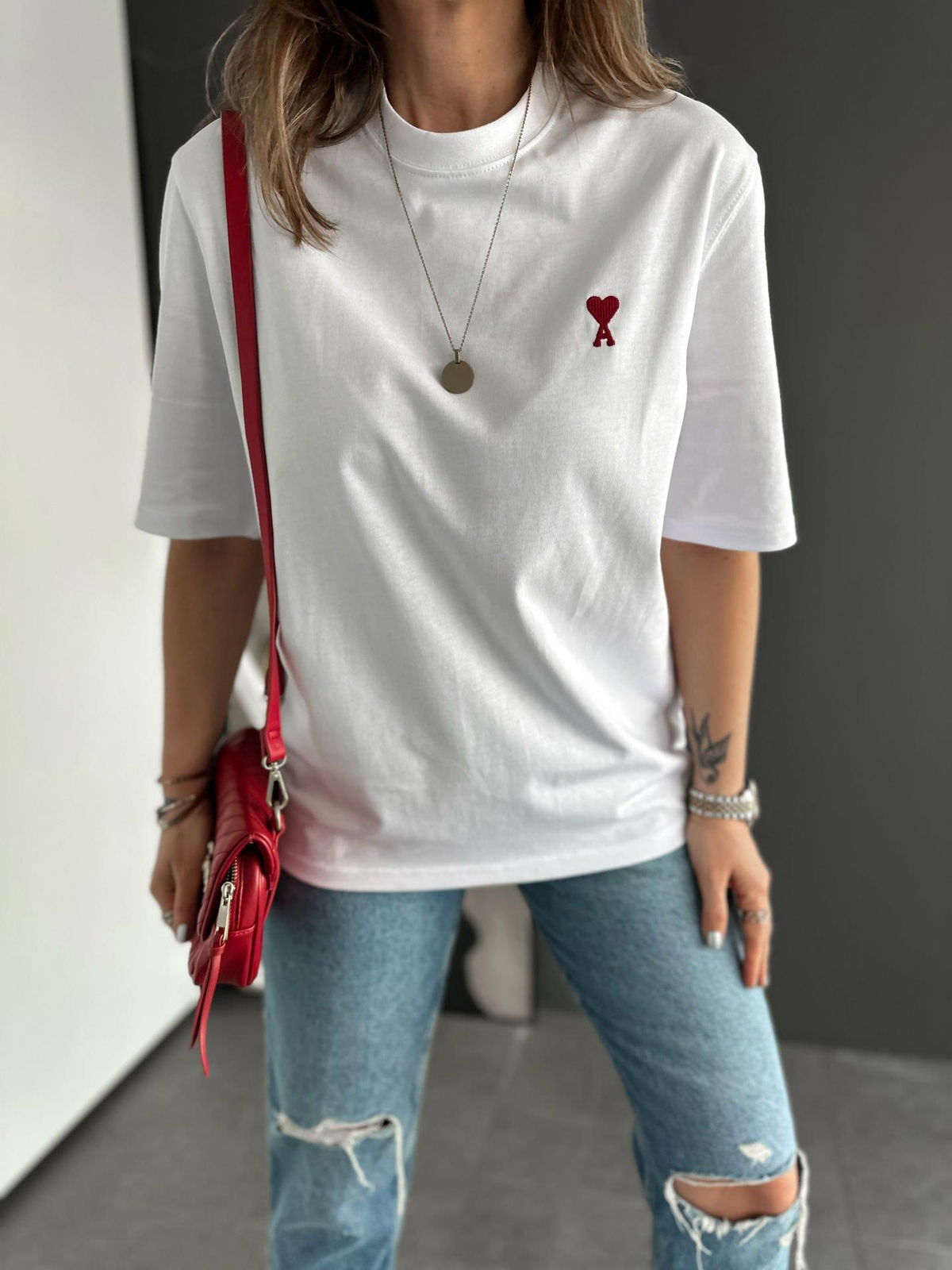 Beyaz Kalp İşlemeli Tshirt