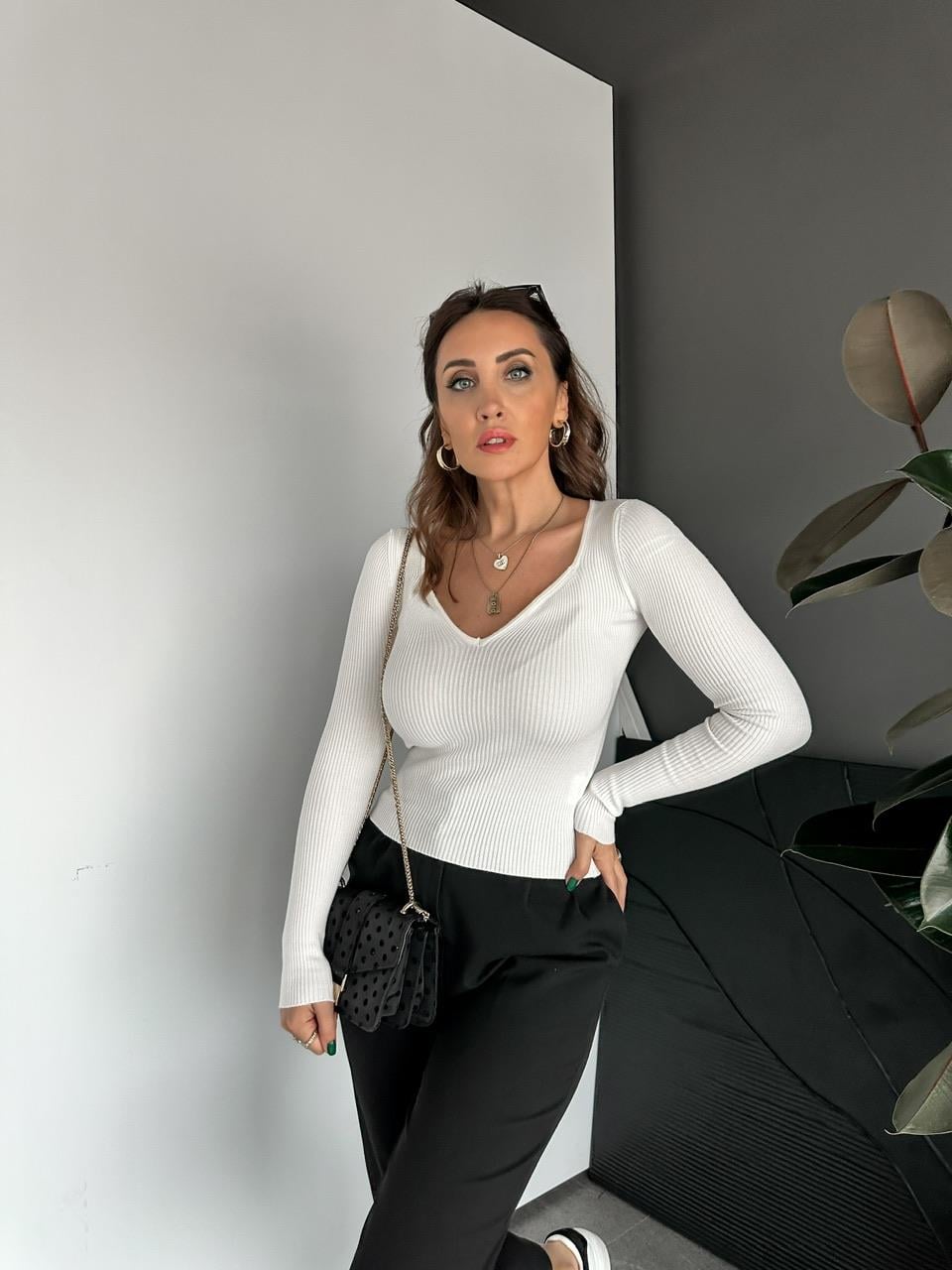 Beyaz Kalp Yaka Triko 
