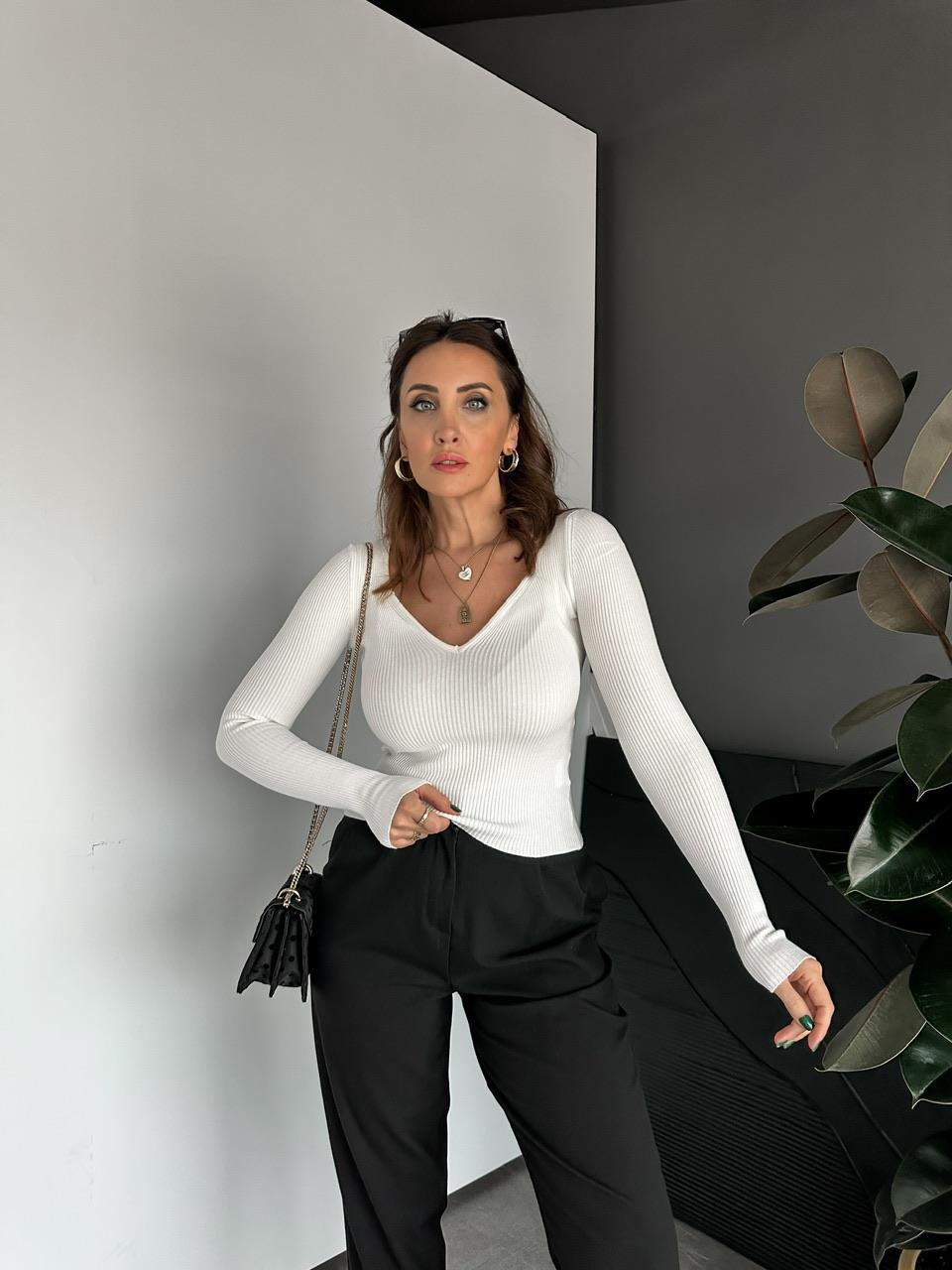 Beyaz Kalp Yaka Triko 