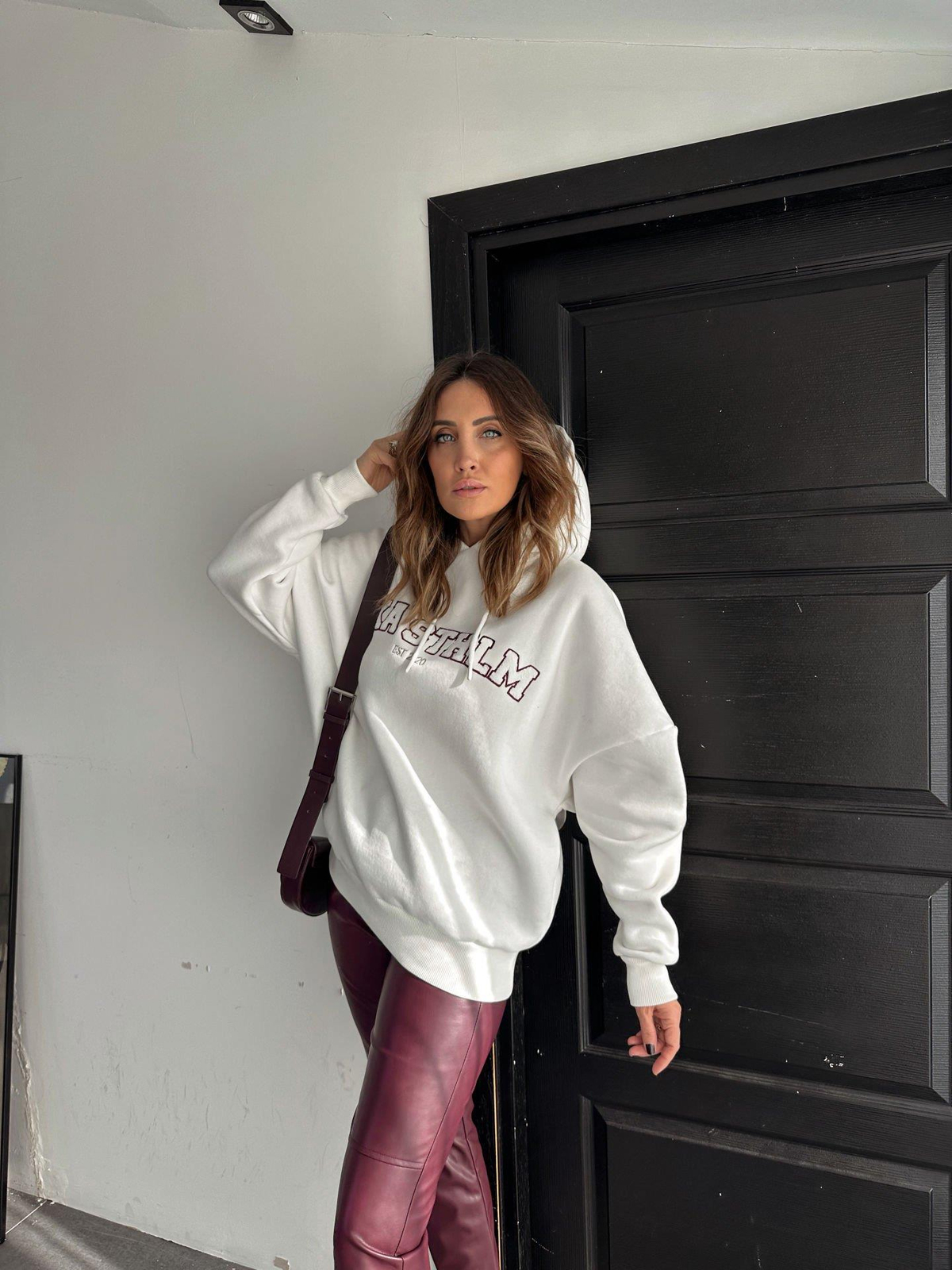 Beyaz Kapşonlu Yazılı Sweatshirt