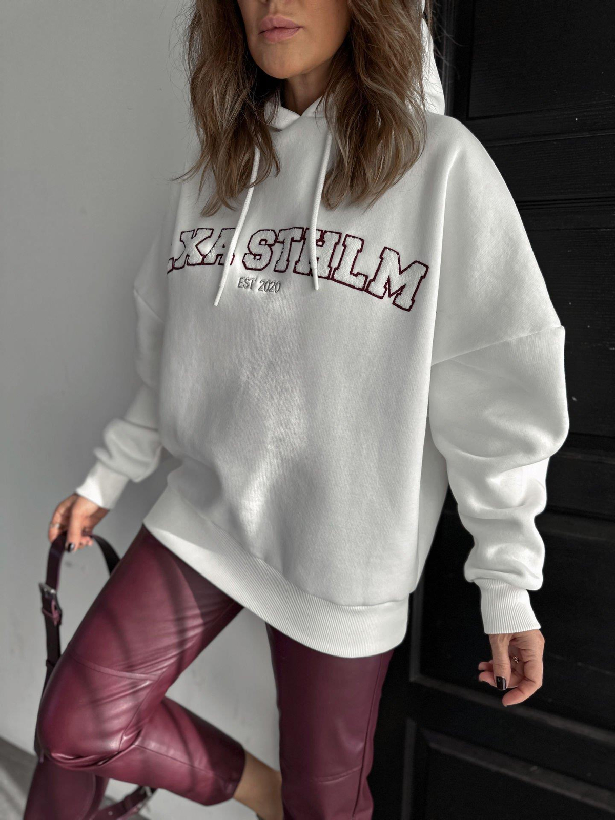 Beyaz Kapşonlu Yazılı Sweatshirt