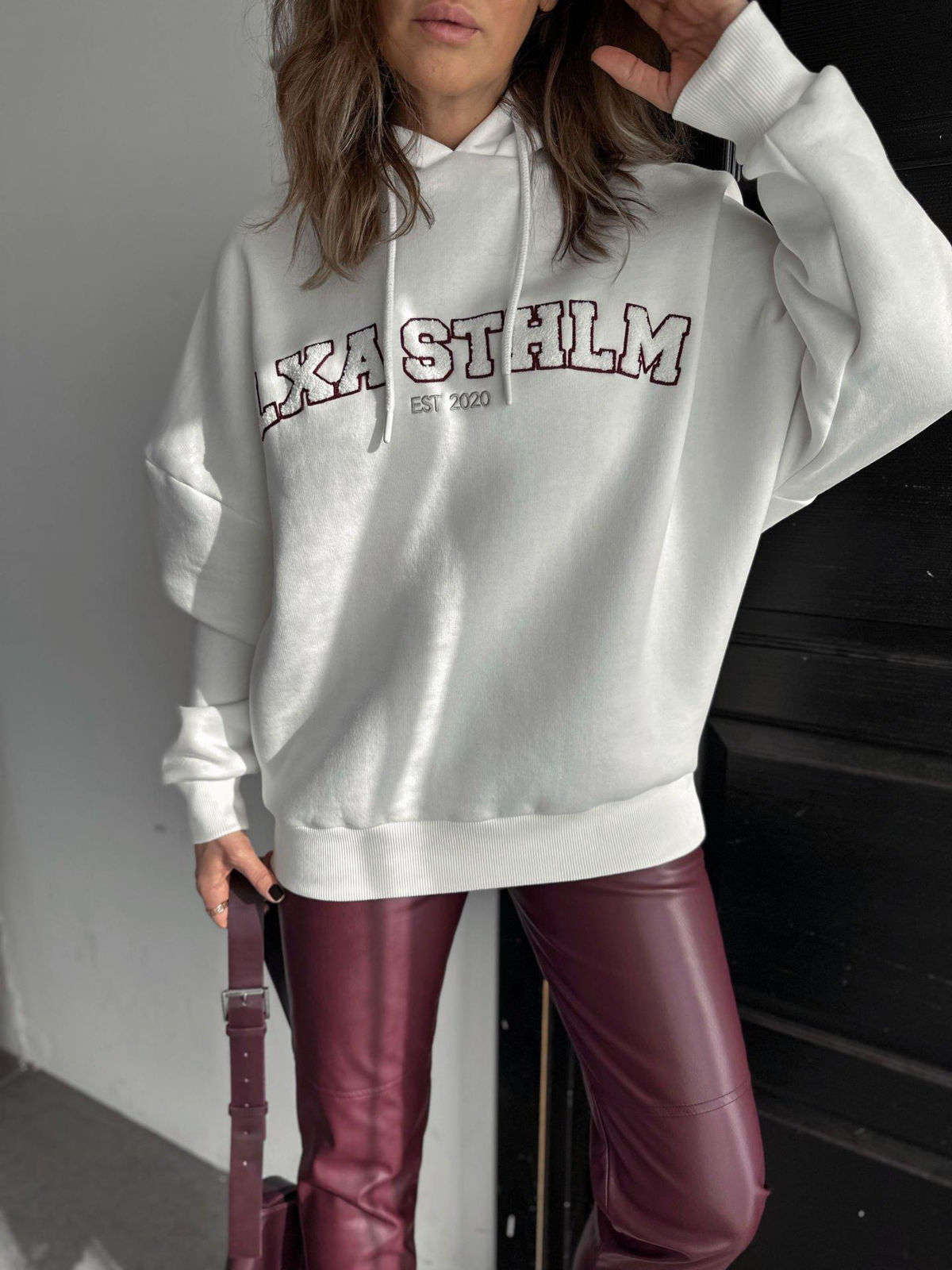 Beyaz Kapşonlu Yazılı Sweatshirt
