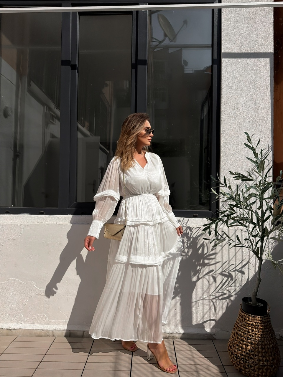 Beyaz Katlı Beli Lastikli Parlak Şifon Elbise