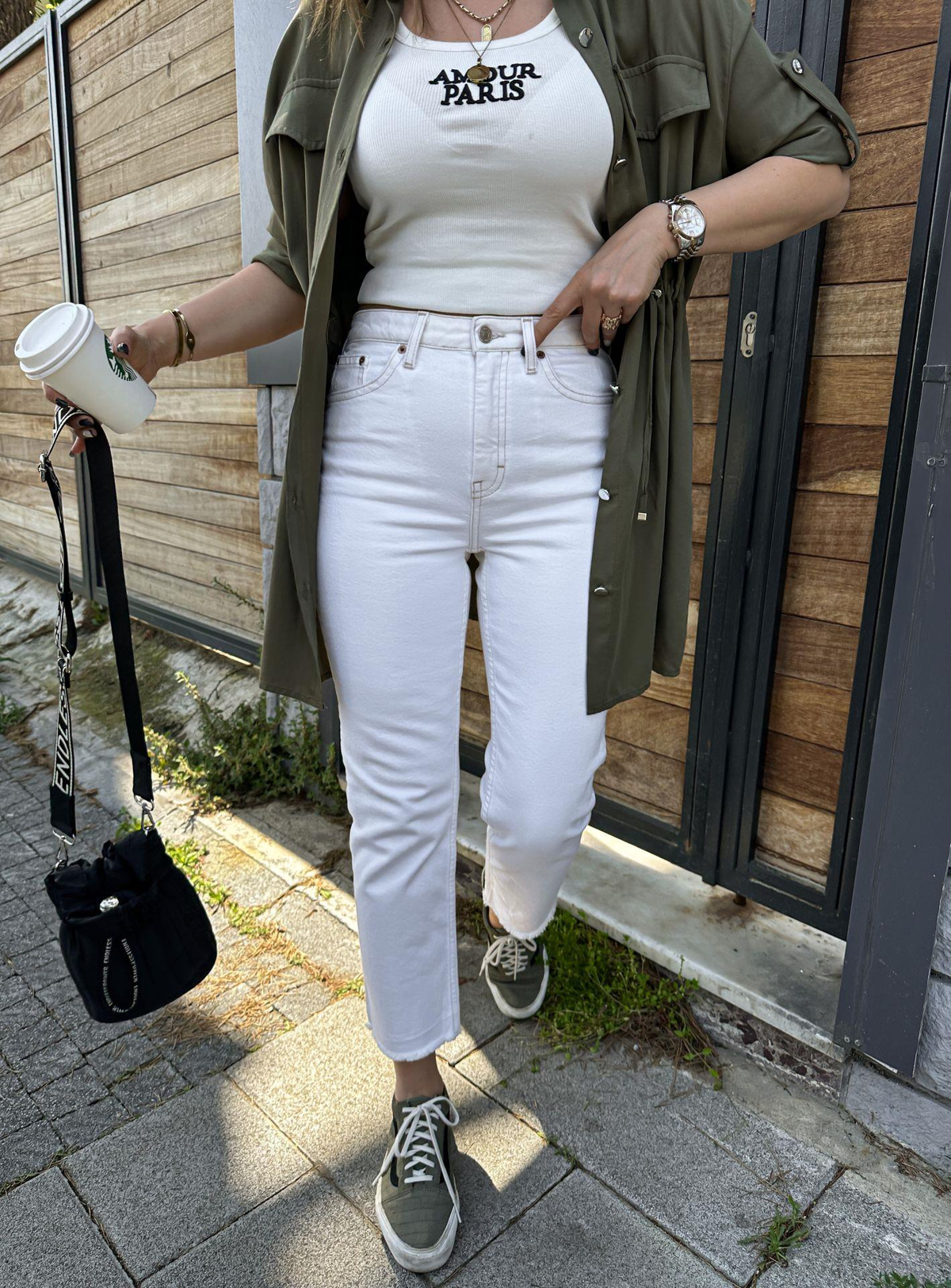 Beyaz Kesik Paçalı Mom Jean