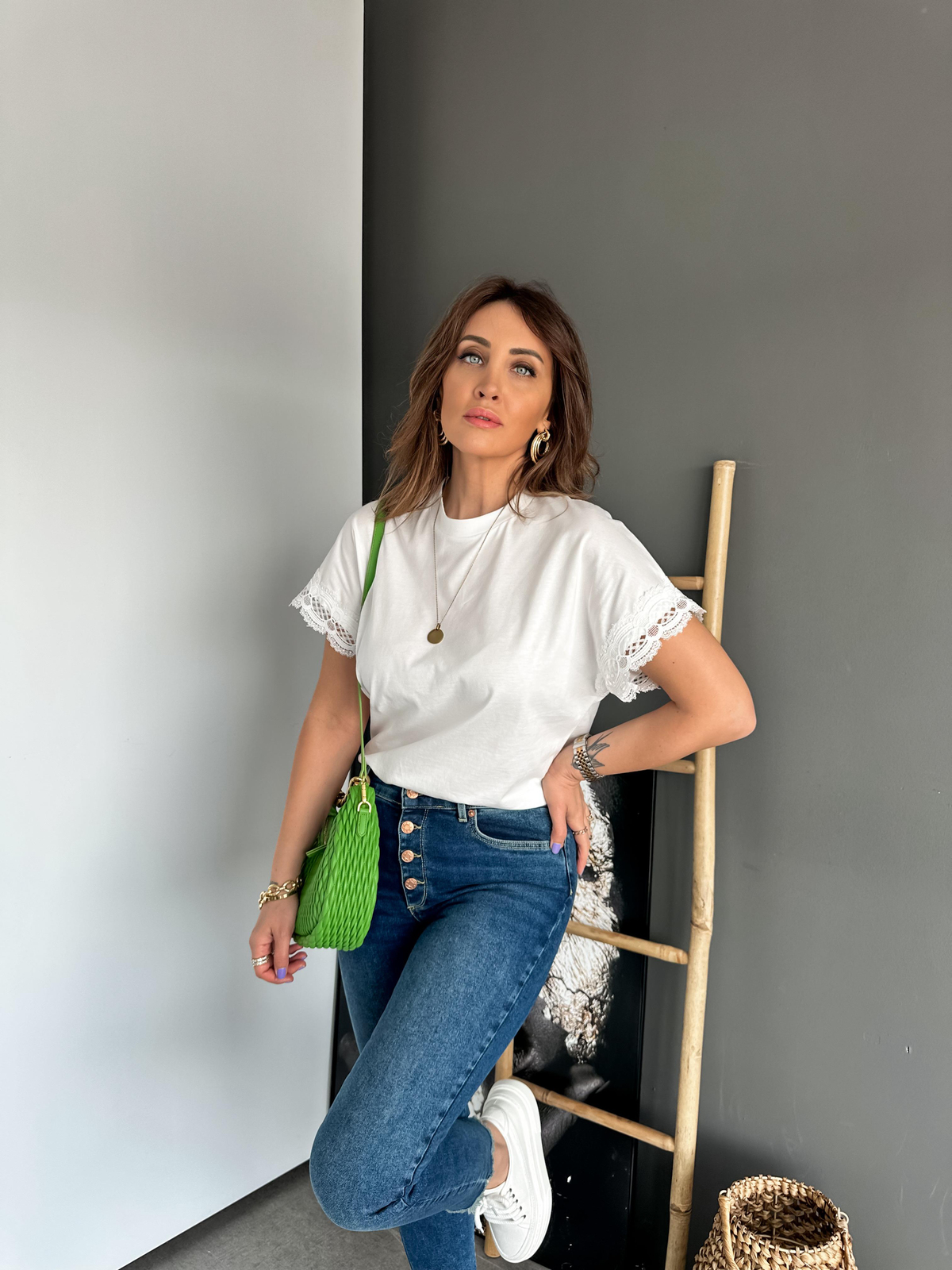 Beyaz Kolları Dantelli Tshirt