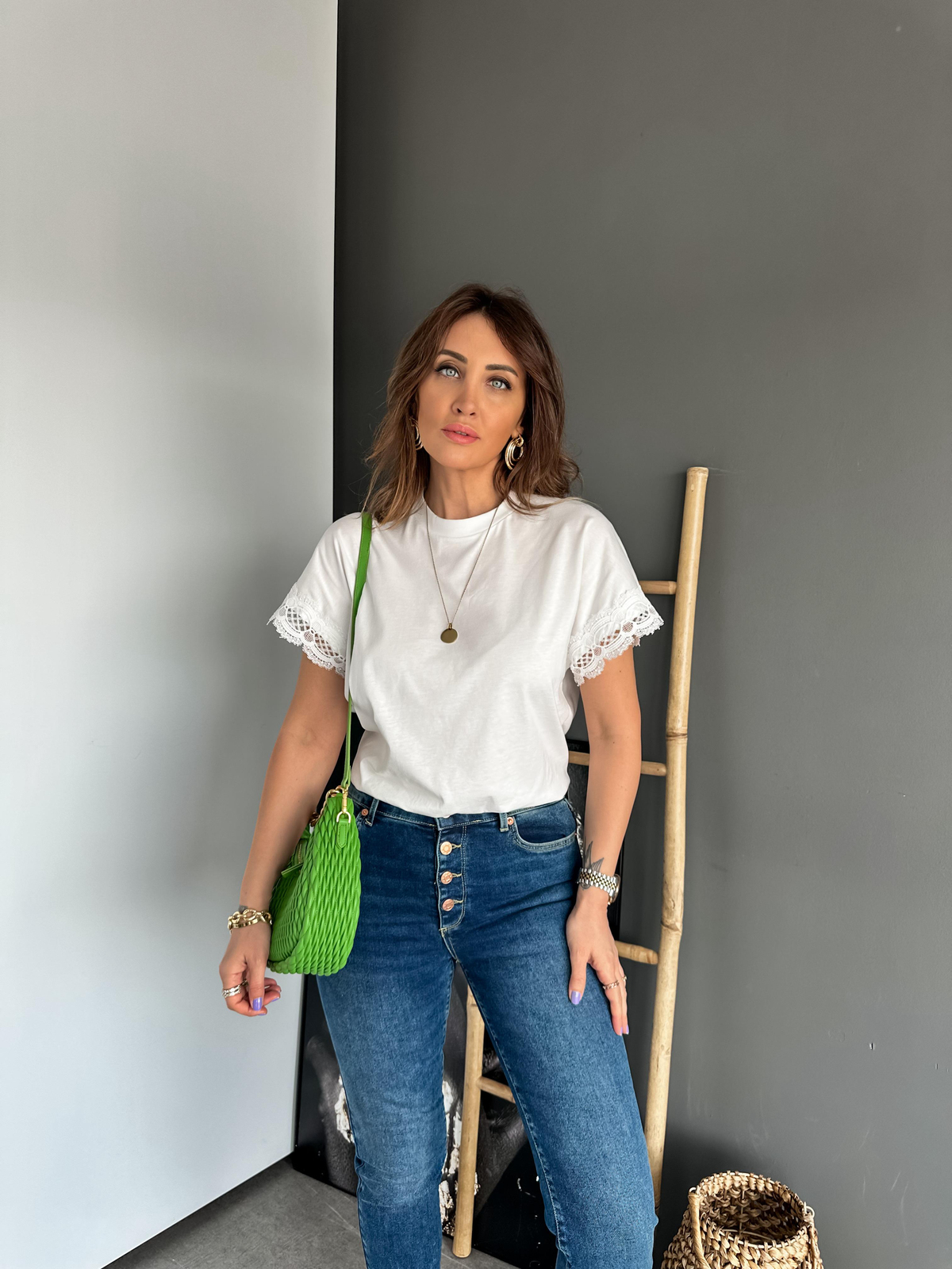 Beyaz Kolları Dantelli Tshirt