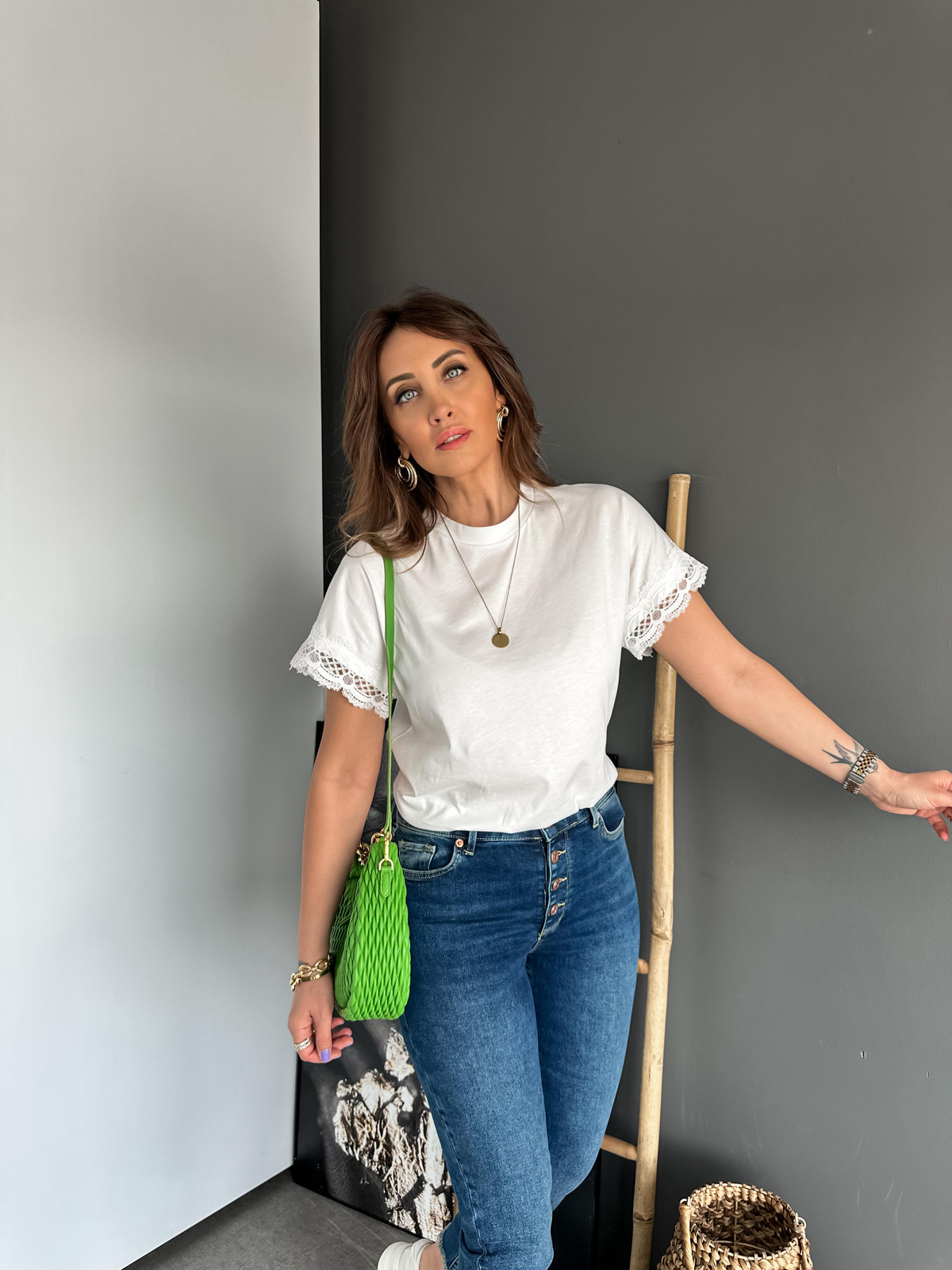 Beyaz Kolları Dantelli Tshirt