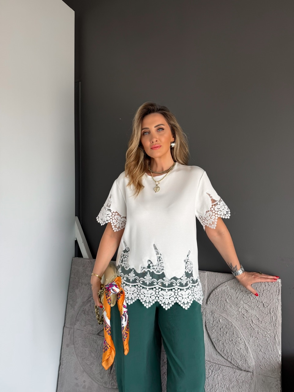 Beyaz Kolları Eteği Dantelli Zr Tshirt