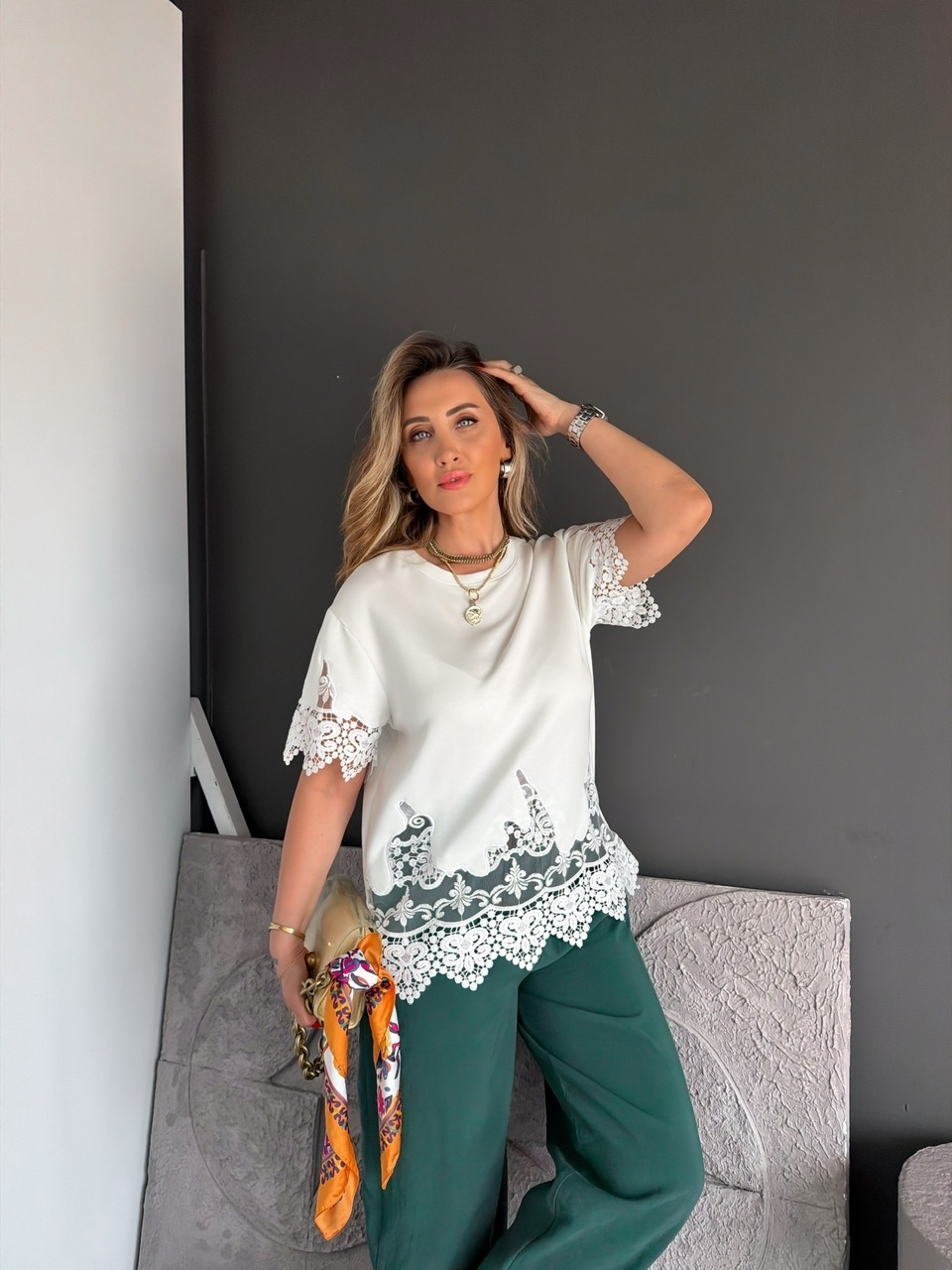 Beyaz Kolları Eteği Dantelli Zr Tshirt