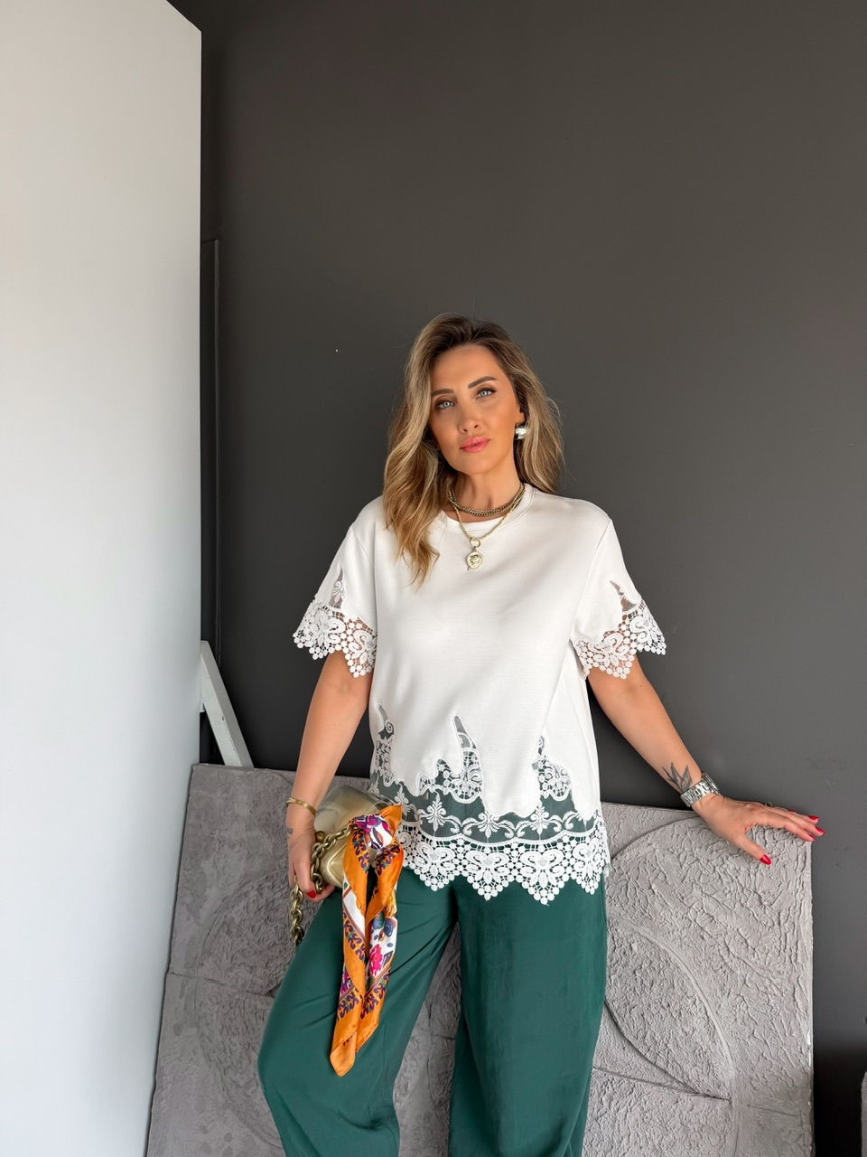 Beyaz Kolları Eteği Dantelli Zr Tshirt