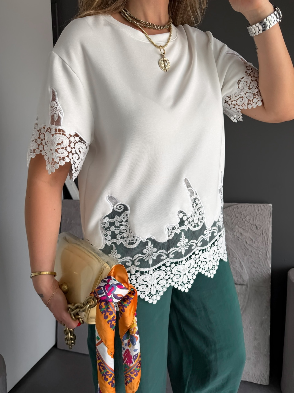 Beyaz Kolları Eteği Dantelli Zr Tshirt
