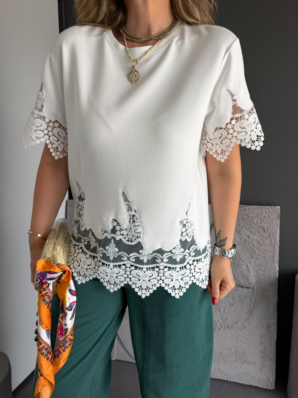Beyaz Kolları Eteği Dantelli Zr Tshirt