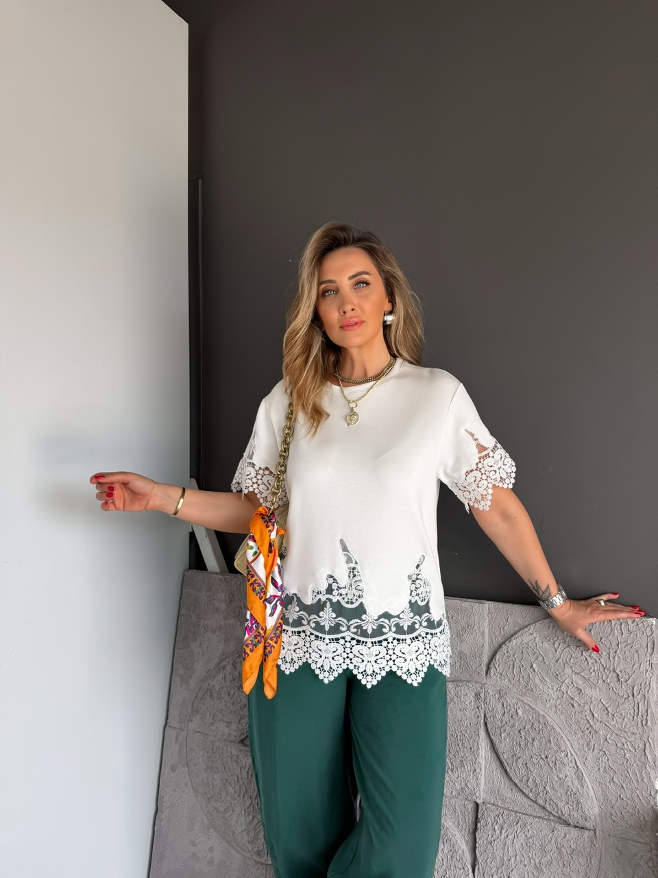 Beyaz Kolları Eteği Dantelli Zr Tshirt