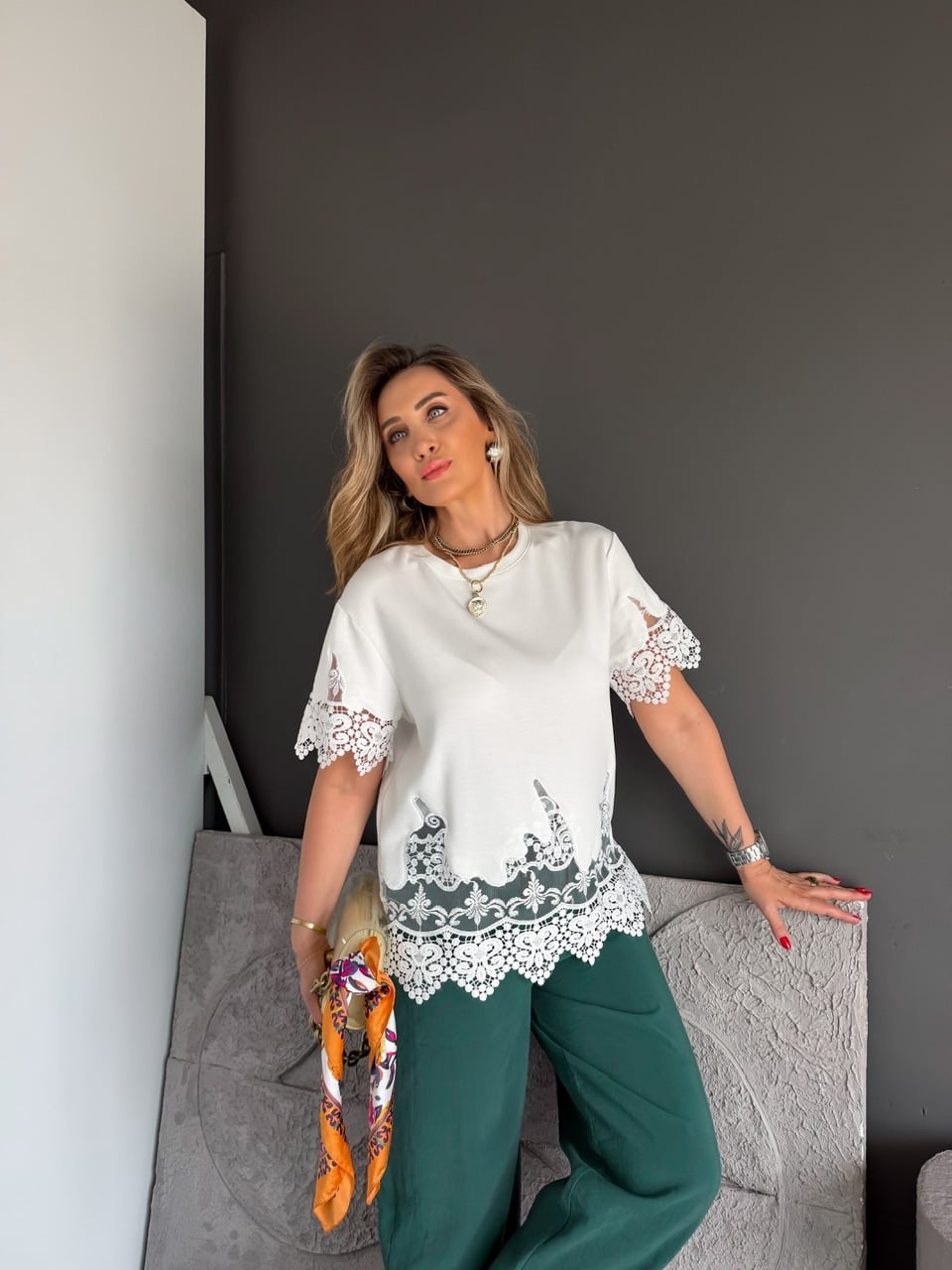 Beyaz Kolları Eteği Dantelli Zr Tshirt