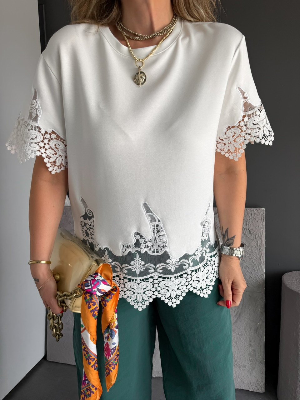 Beyaz Kolları Eteği Dantelli Zr Tshirt