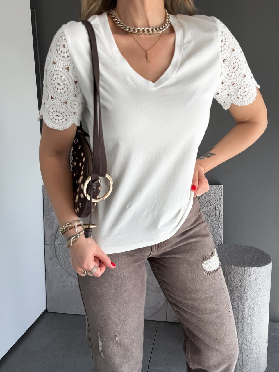 Beyaz Kolları Motifli Orijinal Tshirt