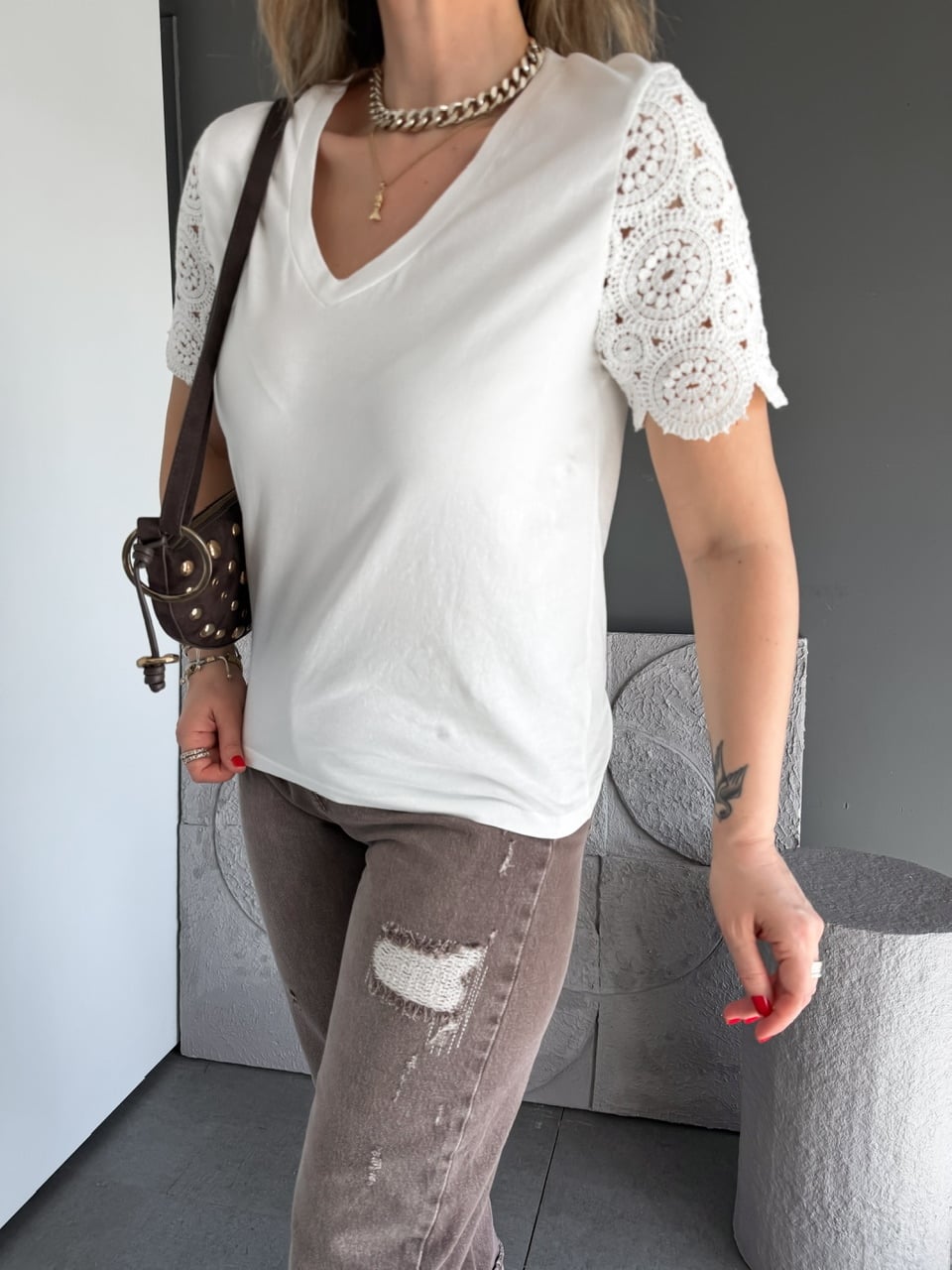 Beyaz Kolları Motifli Orijinal Tshirt