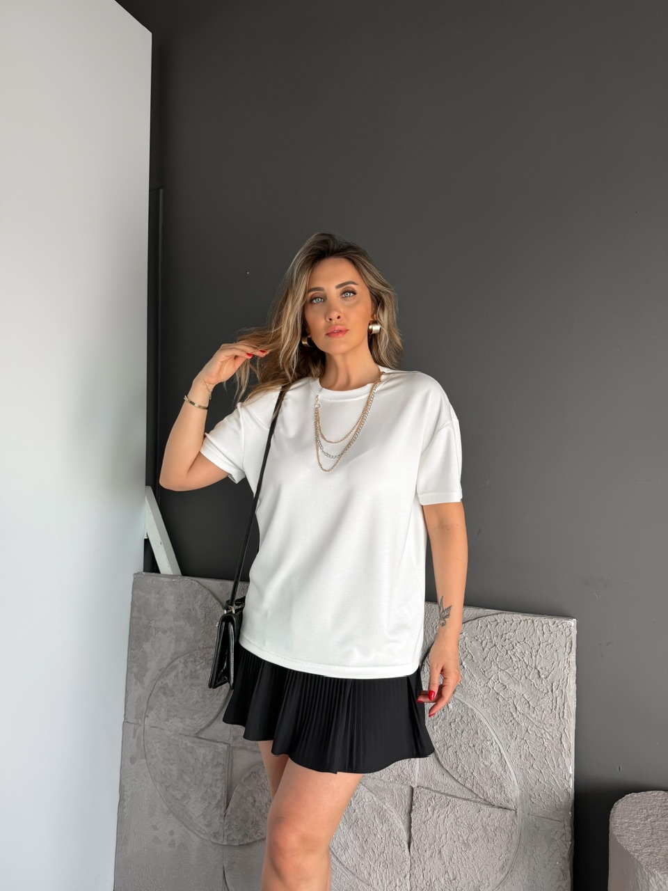 Beyaz Kolyeli Fermuarlı Marka Model Tshirt