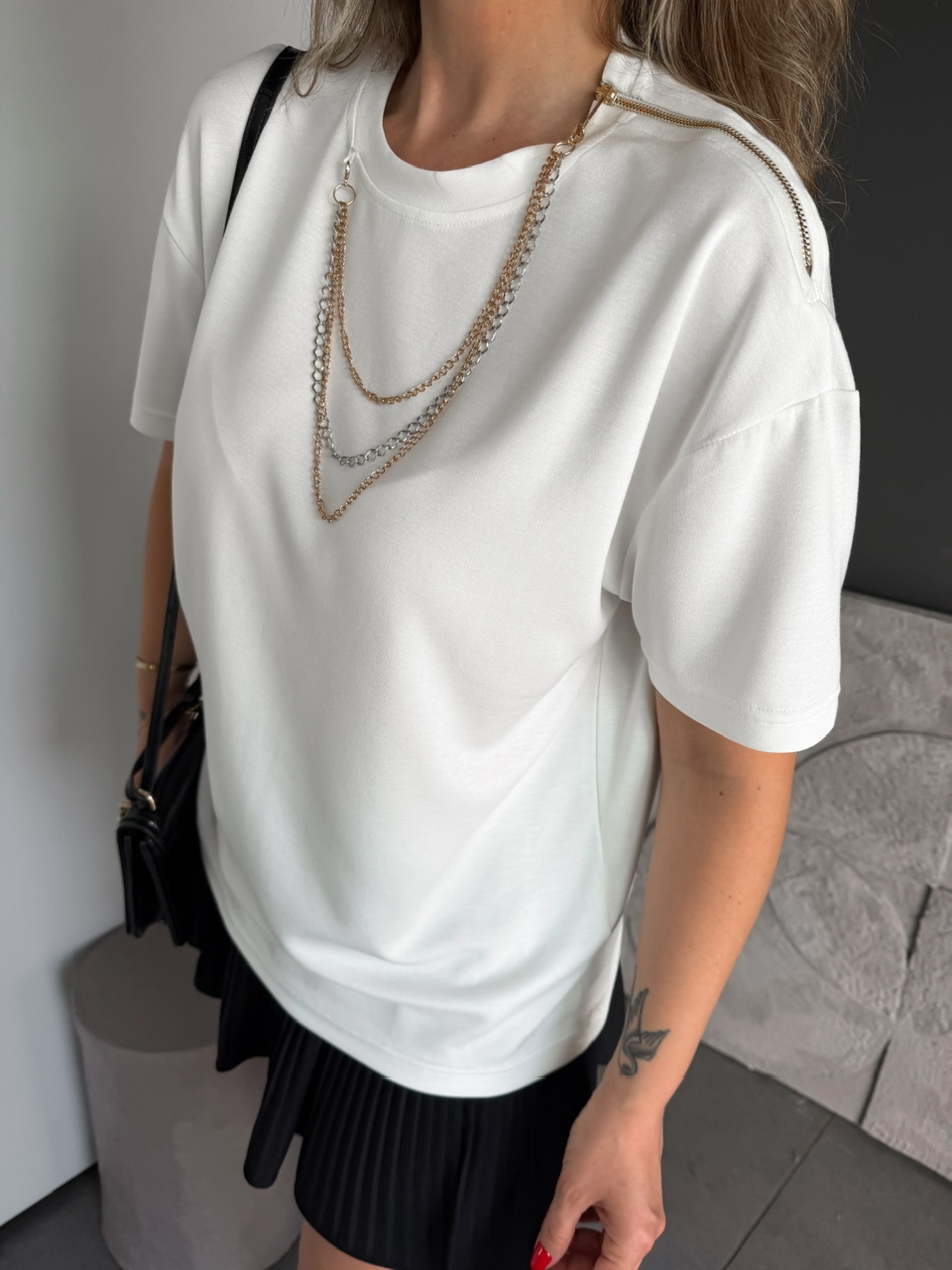 Beyaz Kolyeli Fermuarlı Marka Model Tshirt