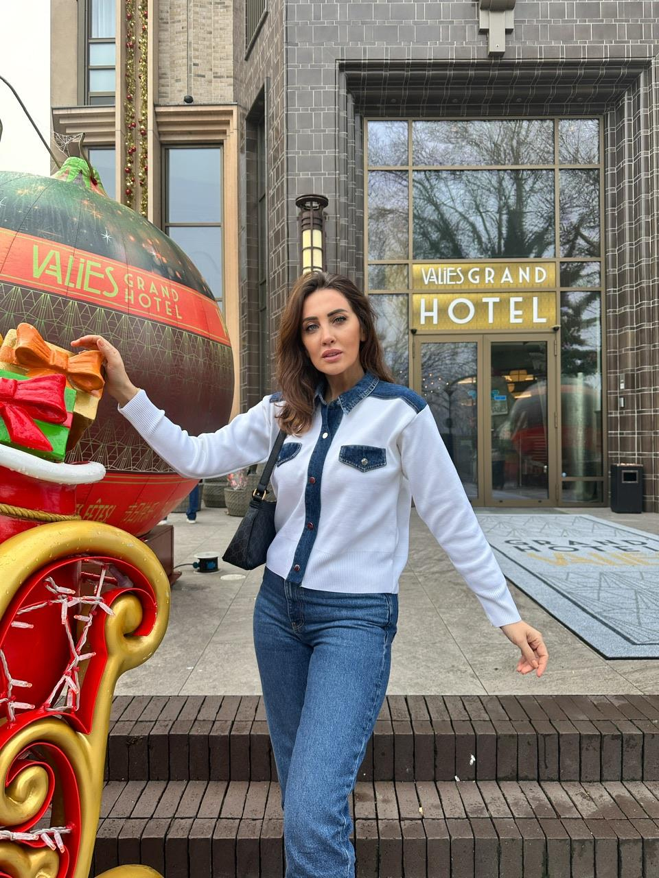 Beyaz Kot Detaylı Çıtçıtlı Triko