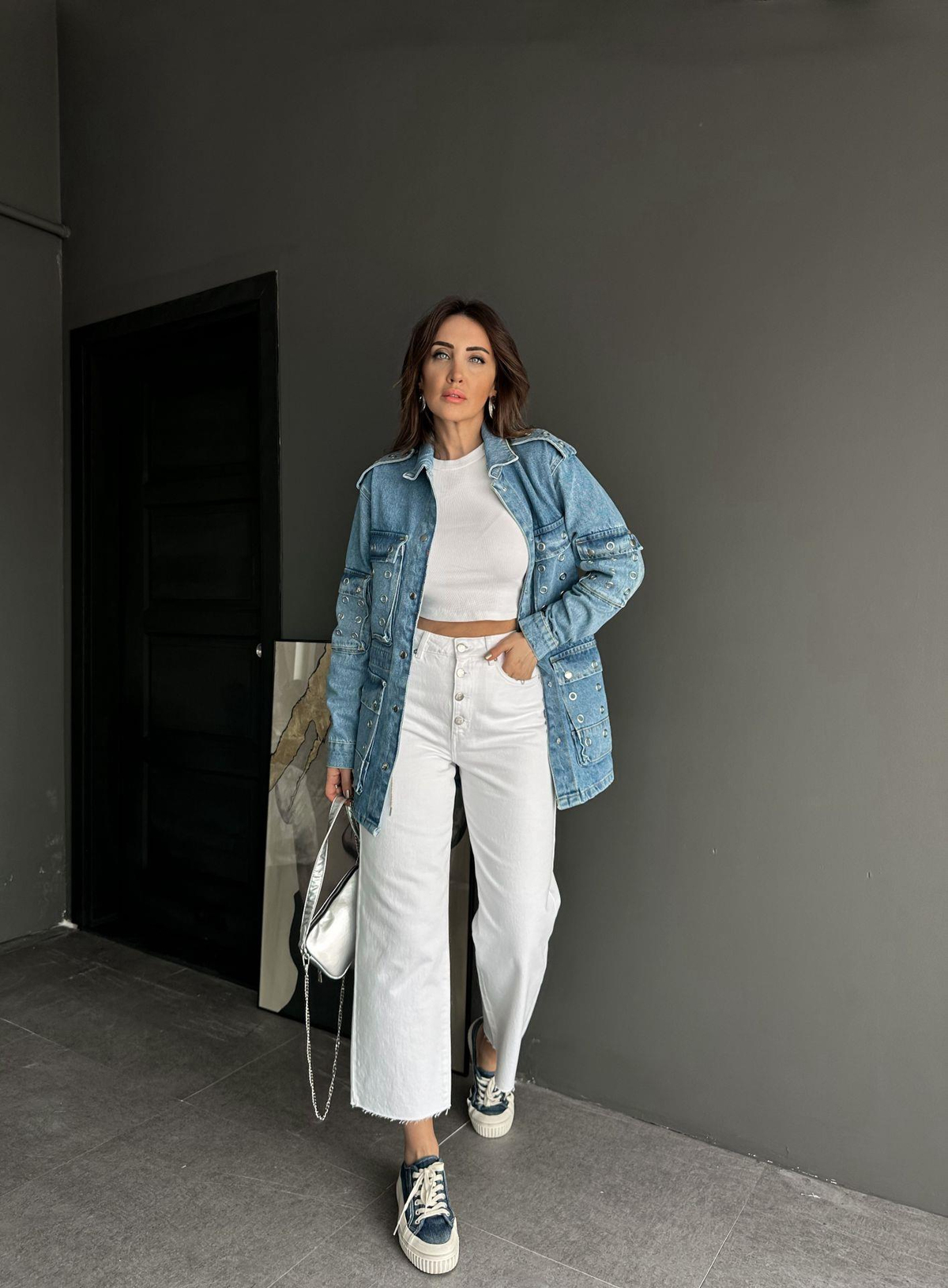Beyaz Metalik Düğmeli Jean