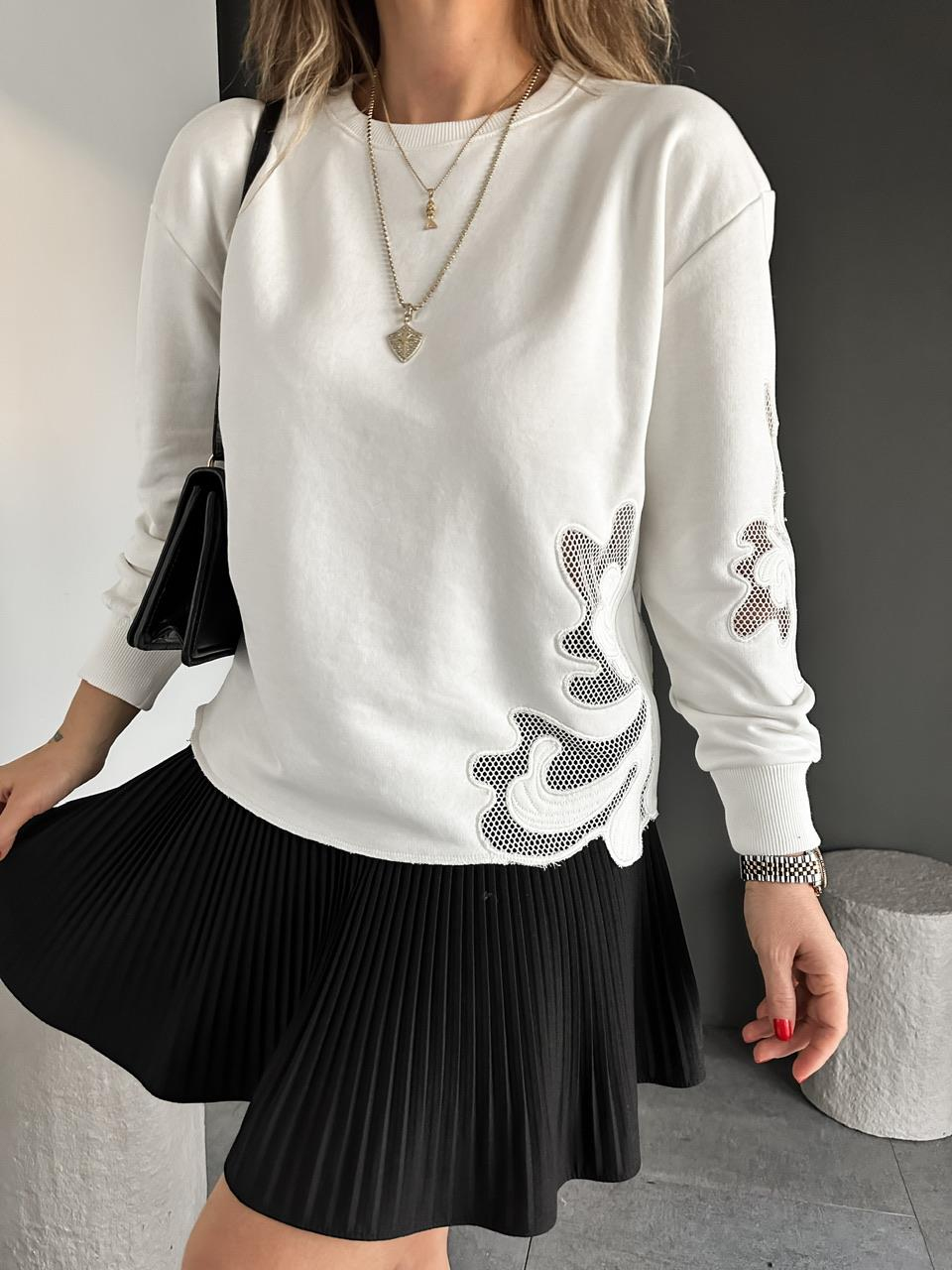Beyaz Nakışlı Marka Model Sweatshirt