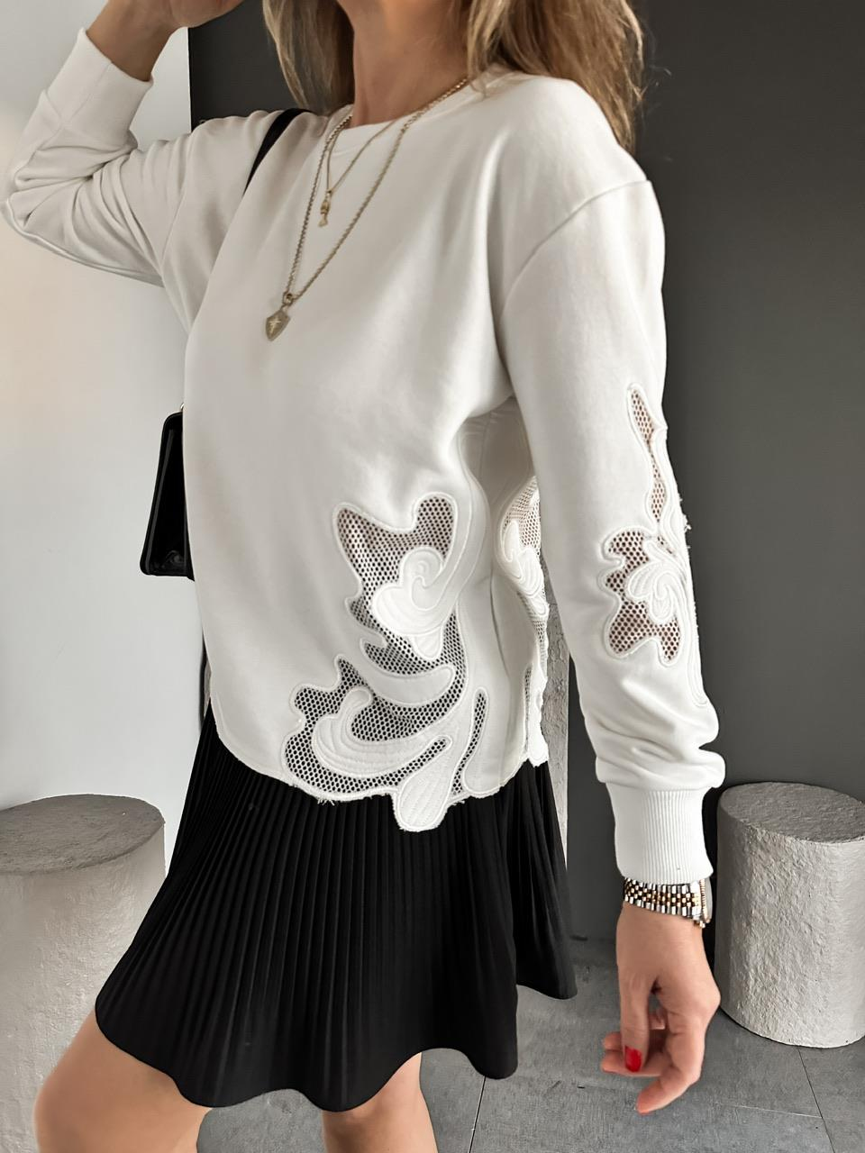 Beyaz Nakışlı Marka Model Sweatshirt