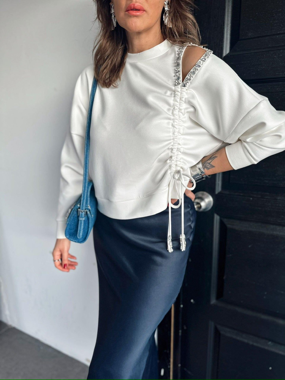 Beyaz Omuz Dekolteli Taşlı Sweatshirt